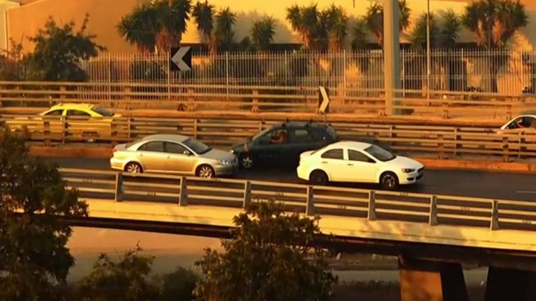 Αδιανόητο βίντεο – Αυτοκίνητο μπήκε ανάποδα στον Κηφισό