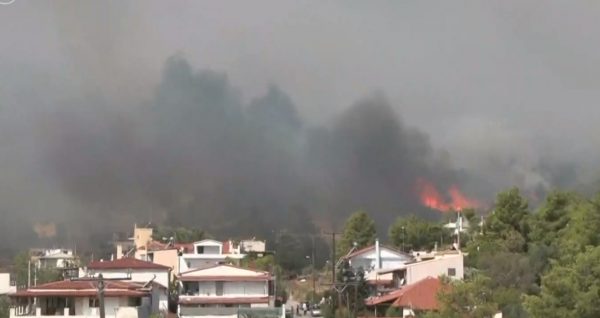 Φωτιές: Κρίσιμες ώρες στην Πάρνηθα – Εκκενώνεται ο οικισμός της Αγίας Παρασκευής στο Μενίδι