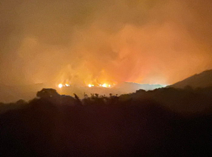 Φωτιά: Ολονύχτια μάχη με τις αναζωπυρώσεις σε Βοιωτία και Δαδιά – Βελτιωμένη η εικόνα στην Πάρνηθα, δύο οι ενεργές εστίες