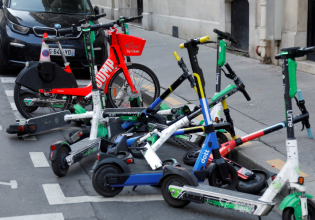 Γαλλία: Αποσύρονται από το Παρίσι τα ενοικιαζόμενα ηλεκτρικά σκούτερ