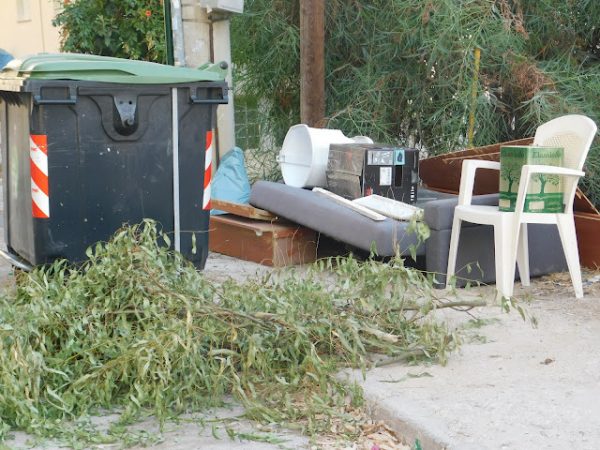 Εικόνες «ντροπής» με ογκώδη απορρίμματα στην Ηλιούπολη