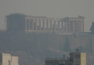 Φωτιά στην Πάρνηθα: Αποπνικτική η ατμόσφαιρα στην Αττική – Οι πυκνοί καπνοί «έκρυψαν» τον Παρθενώνα