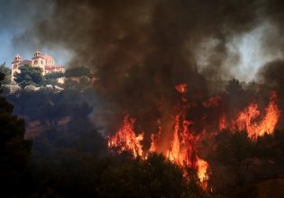Φωτιά: Η Ευρωπαϊκή Επιτροπή κινητοποιεί επιπλέον πέντε αεροσκάφη και πυροσβέστες για την Ελλάδα