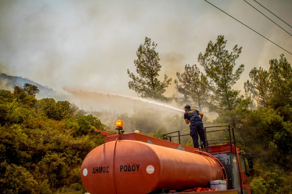 Φωτιές στη Ρόδο: Το «ευχαριστώ» του Γερμανού πρέσβη στην Πυροσβεστική