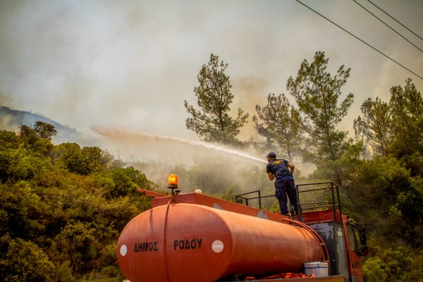 Φωτιές στη Ρόδο: Το «ευχαριστώ» του Γερμανού πρέσβη στην Πυροσβεστική