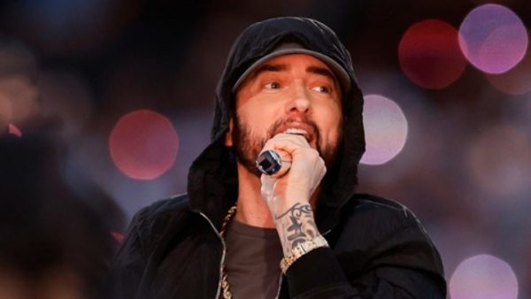 Eminem: «Σταμάτα να «ραπάρεις» με τα τραγούδια μου»