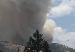 Φωτιά στην Πάρνηθα: Τι είναι το «φαινόμενο της καμινάδας» που αναζωπύρωσε την πυρκαγιά