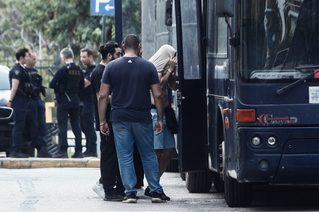 Νέα Φιλαδέλφεια: Μεταφέρονται στις φυλακές οι 105 χούλιγκαν – Φοβούνται το «μίσος» με τους Σέρβους