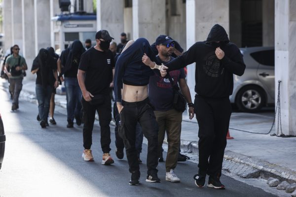 Στη φυλακή κατηγορούμενοι για τη συμπλοκή στη Νέα Φιλαδέλφεια – Τι είπαν στις απολογίες τους