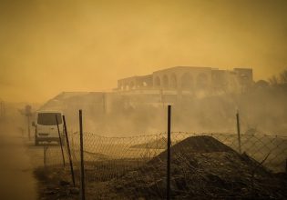 Ρόδος: Η ζωή επιστρέφει σε κανονικούς ρυθμούς μετά τις φωτιές – Λειτουργούν ξανά 35 από τα 41 ξενοδοχεία που εκκενώθηκαν