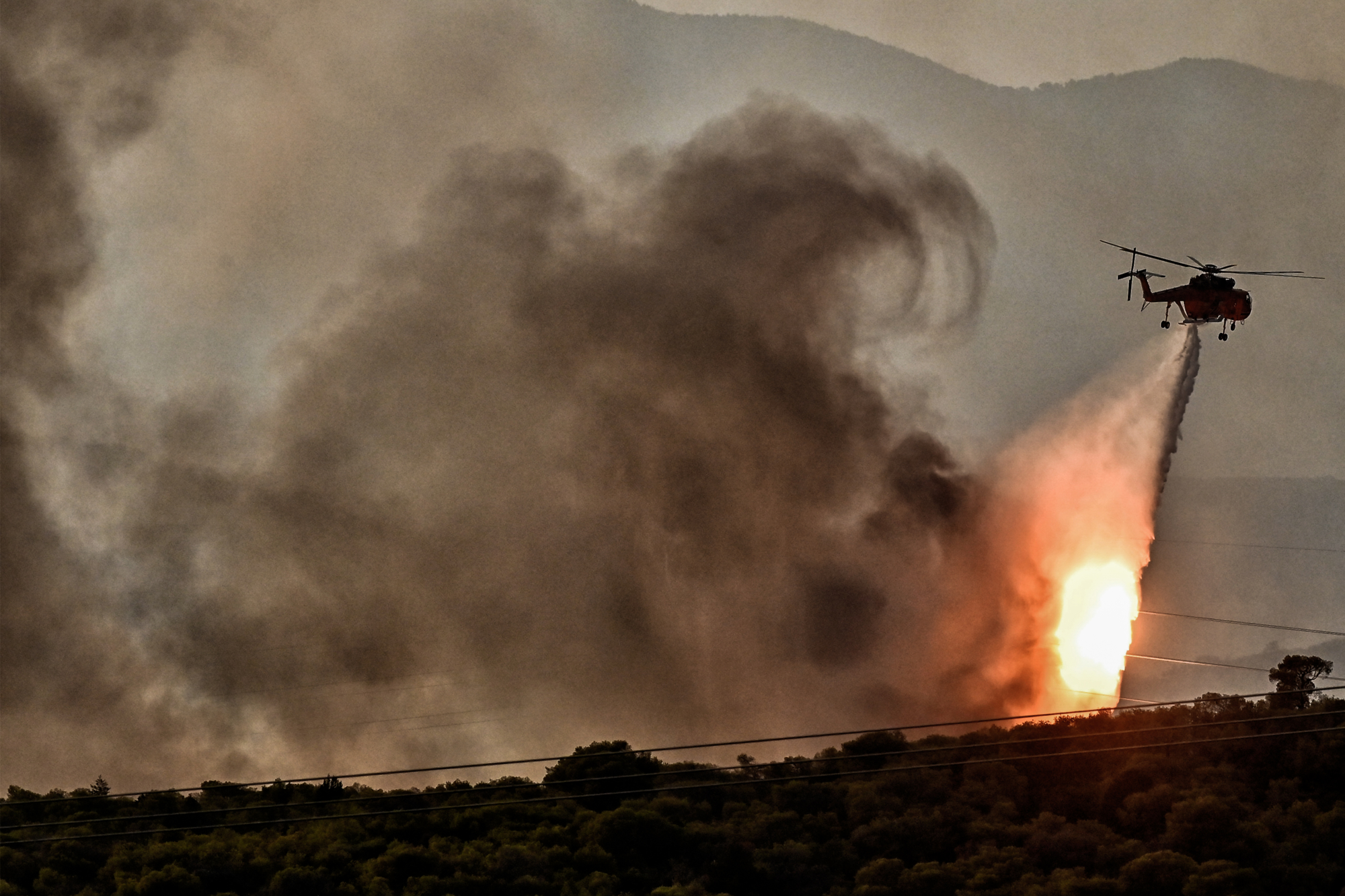 Κύπρος: Ανεξέλεγκτη φωτιά στη Λεμεσό - Εκκένωση οικισμών - Δύο εναέρια μέσα στέλνει η Ελλάδα