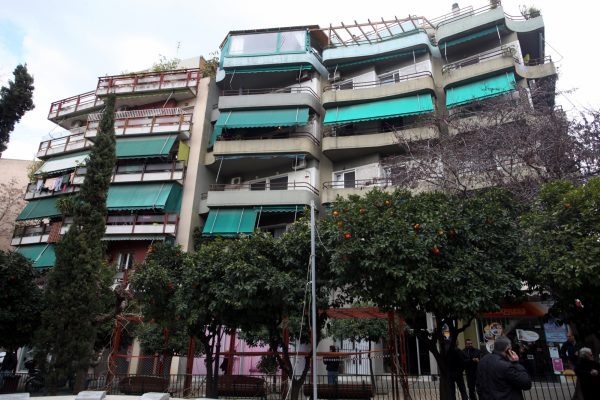 Θρίλερ στη Θεσσαλονίκη: Νεκρή γυναίκα που έπεσε από μπαλκόνι στη Σταυρούπολη