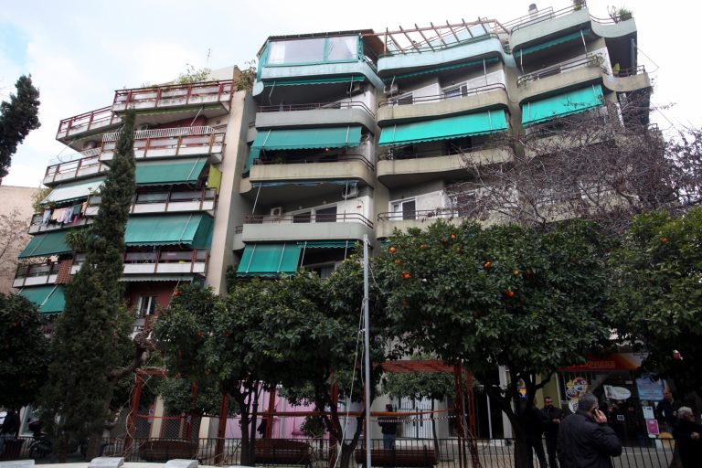 Θρίλερ στη Θεσσαλονίκη: Νεκρή γυναίκα που έπεσε από μπαλκόνι στη Σταυρούπολη