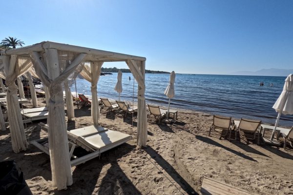 Παραλίες: Είχαν στήσει ανάκλιντρα και εξέδρες στη θάλασσα – 24 συλλήψεις σε τέσσερα νησιά, παραβάσεις και στην Αττική