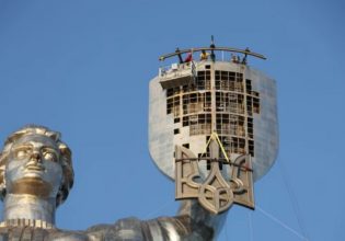 Άλλαξε όψη το άγαλμα «Μητέρα Πατρίδα» στο Κίεβο