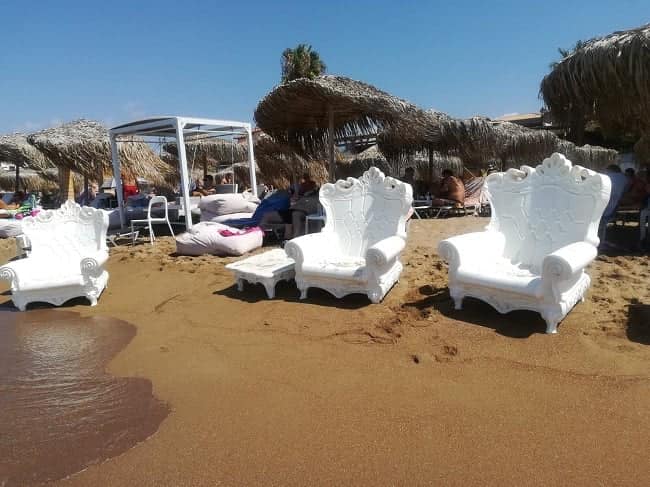 Κουρούτα: Ένα μπαρόκ σαλονάκι εκεί που σκάει το κύμα – Beach bar το τερμάτισε με πολυθρόνες στην αμμουδιά