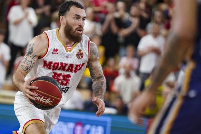 «Χτύπησε» ξανά στο Twitter ο Μάικ Τζέιμς (pic)