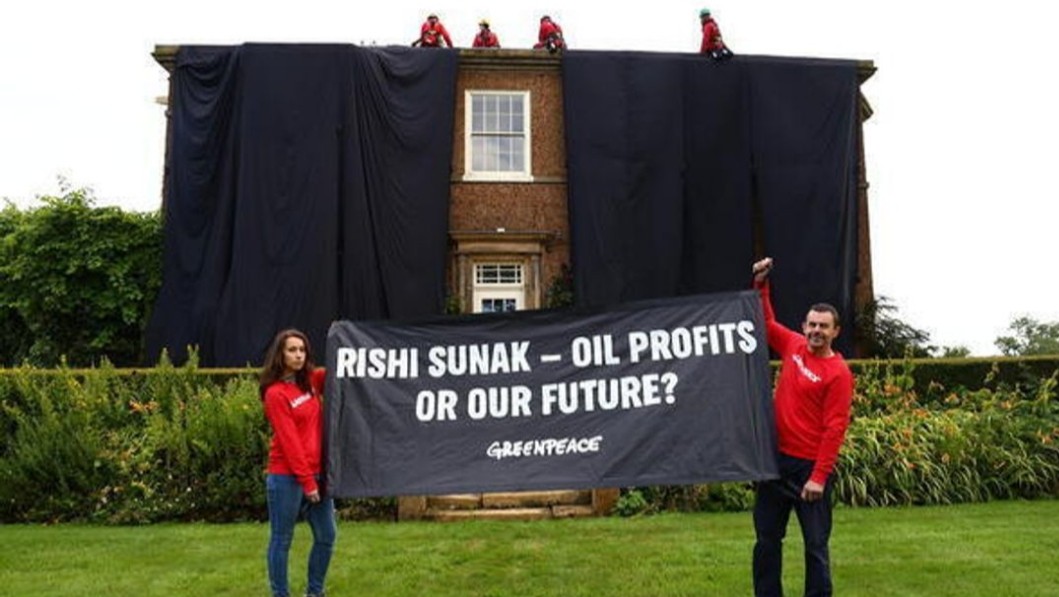 Ρίσι Σούνακ: Διαδηλωτές κρέμασαν μαύρο πανό στο σπίτι του – «Πετρελαϊκά κέρδη ή το μέλλον μας;»