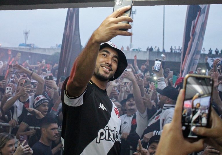 Χαμός στην Βραζιλία για την άφιξη του Παγέτ (vids)