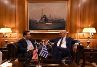 Συνάντηση Νίκου Δένδια με τον Αμερικάνο πρέσβη στην Αθήνα