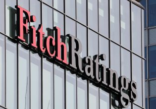 Προειδοποίηση Fitch: Ίσως υποβαθμίσουμε δεκάδες τράπεζες