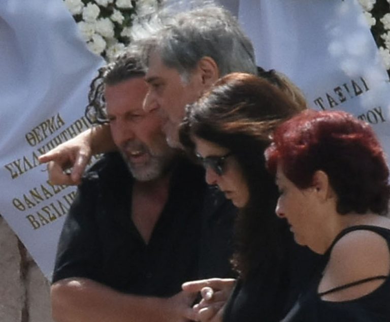 Άφατη θλίψη στην κηδεία του γιου του του Οδυσσέα Σταμούλη – Όταν χάνεται ένα παιδί τελειώνουν οι λέξεις