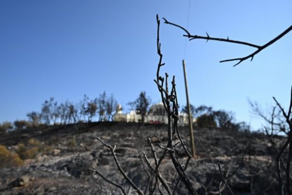 Πρώτη έκτακτη επιχορήγηση 300.000 ευρώ στον δήμο Σαρωνικού, λόγω της πυρκαγιάς.