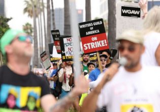 Συνεχίζεται η απεργία των σεναριογράφων του Χόλιγουντ – Εξετάζουν αντιπρόταση που έλαβαν από τα στούντιο