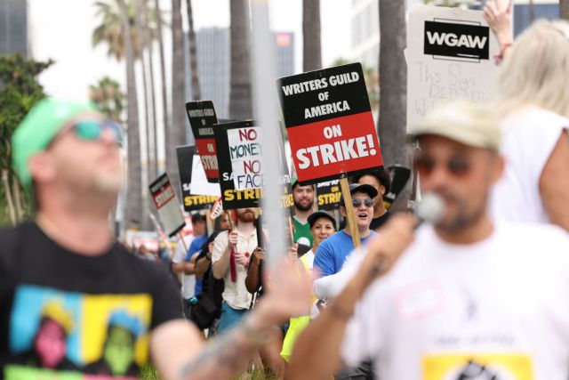 Συνεχίζεται η απεργία των σεναριογράφων του Χόλιγουντ – Εξετάζουν αντιπρόταση που έλαβαν από τα στούντιο