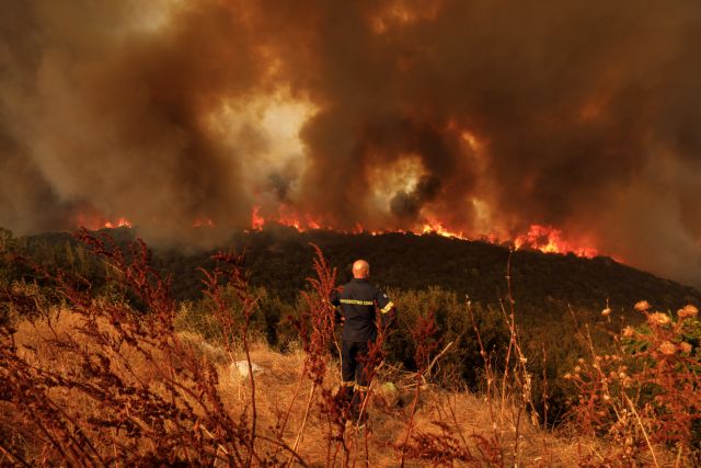 Πυρκαγιές: Χωρίς τέλος η μάχη με τις αναζωπυρώσεις σε Έβρο και Ροδόπη – Η ολονύχτια επιχείρηση της Πυροσβεστικής