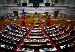 Κόντρα κορυφής σήμερα στη Βουλή για τις φωτιές – Πώς θα αντικρούσει ο Μητσοτάκης τις επικρίσεις της αντιπολίτευσης