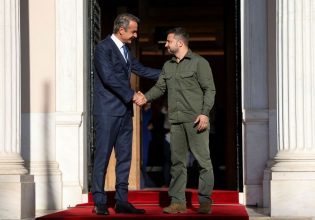 Ο Κυριάκος Μητσοτάκης υποδέχεται στο Μέγαρο Μαξίμου τον Βολοντίμιρ Ζελένσκι