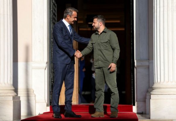 Ο Κυριάκος Μητσοτάκης υποδέχεται στο Μέγαρο Μαξίμου τον Βολοντίμιρ Ζελένσκι
