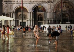 Η παλίρροια πλημμύρισε την πλατεία του Αγίου Μάρκου στη Βενετία