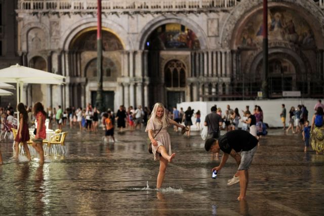 Η παλίρροια πλημμύρισε την πλατεία του Αγίου Μάρκου στη Βενετία