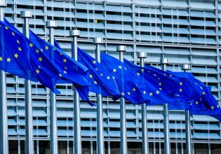 Κομισιόν: 2,75 εκατ. σε 8 μήνες για φωτογραφίες και μακιγιάζ των μελών της