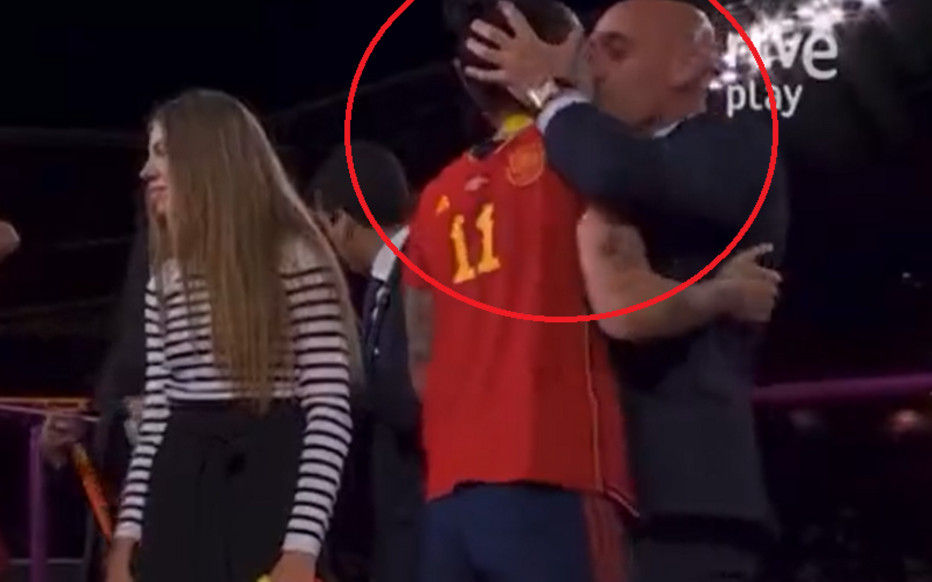 Ζήτησε συγγνώμη ο πρόεδρος της ομοσπονδίας για το φιλί στο στόμα σε παίκτρια της Εθνικής Ισπανίας