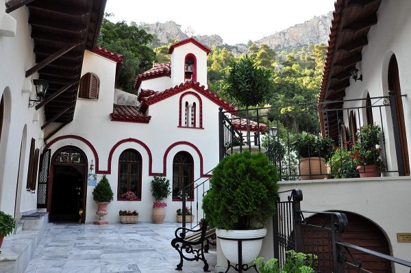 Φωτιά στην Πάρνηθα: Βρέθηκε νάρκη του Β’ Παγκοσμίου Πολέμου – Επιχειρούν πυροτεχνουργοί του στρατού κοντά στη Μονή Κλειστών