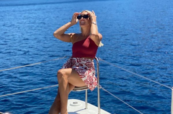 Ρία Κολοβού: Οι εντυπωσιακές φωτογραφίες με μαγιό από τη Μύκονο