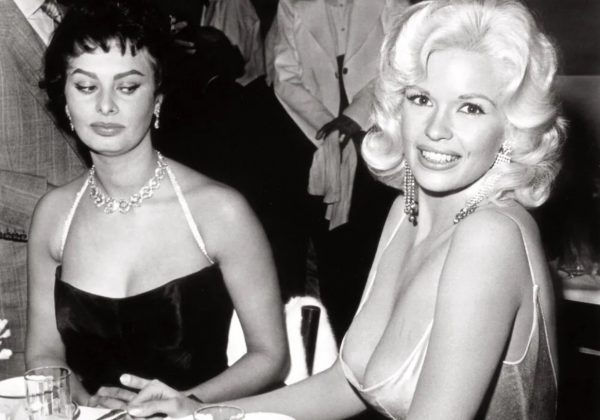 Εξηγώντας το «φονικό» βλέμμα της Σοφίας Λόρεν στο… απειλητικό μπούστο της Μάνσφιλντ