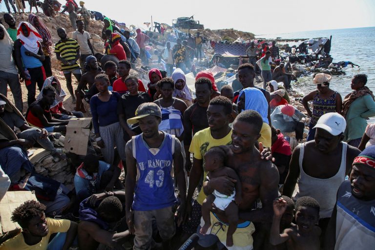 Τυνησία, πρόσφυγες και μετανάστες στο έλεος του Θεού