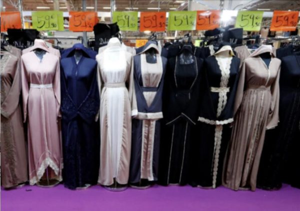 Γαλλία: «Δεν θα επιτρέπεται πλέον να φοριέται η αμπάγια στα σχολεία»