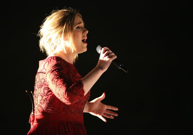 Adele: Η ανακοίνωση στη συναυλία της που την έκανε να συγκινηθεί