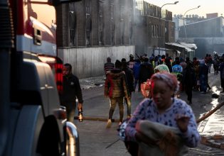 Ασύλληπτη τραγωδία στην Αφρική – 52 νεκροί μετά από φωτιά σε πενταώροφο κτίριο