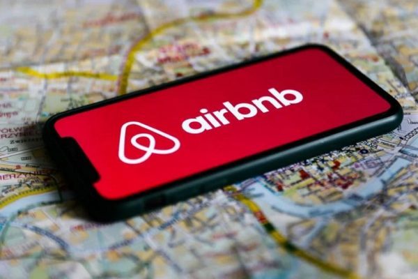 Airbnb: Επιστρέφουν οι τουρίστες στην Αθήνα – Ποιες περιοχές προτιμούν