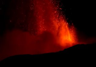 Σικελία: Συναγερμός για συντριβάνια λάβας από την Αίτνα – Έκλεισε το αεροδρόμιο της Κατάνια