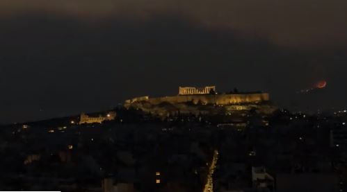 Φωτιά στη Φυλή: Η Ακρόπολη τυλιγμένη από καπνούς