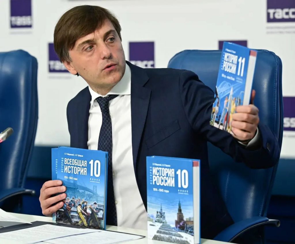 Ρωσικό σχολικό βιβλίο εξυμνεί την επέμβαση στην Ουκρανία