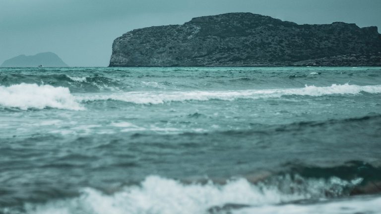 Καιρός: Από τα 40αρια στην κακοκαιρία «Petar» – Στα δύο χωρισμένη η Ελλάδα