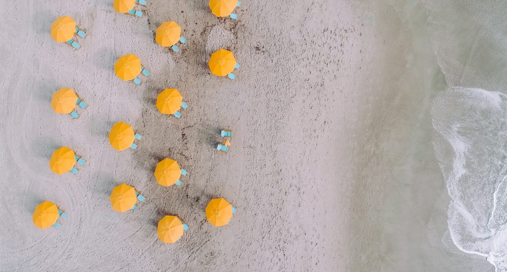 Αιγιαλός: Οκτώ στις δέκα επιχειρήσεις παραβιάζουν τον νόμο για τις ξαπλώστρες στις παραλίες της Ανατολικής Αττικής